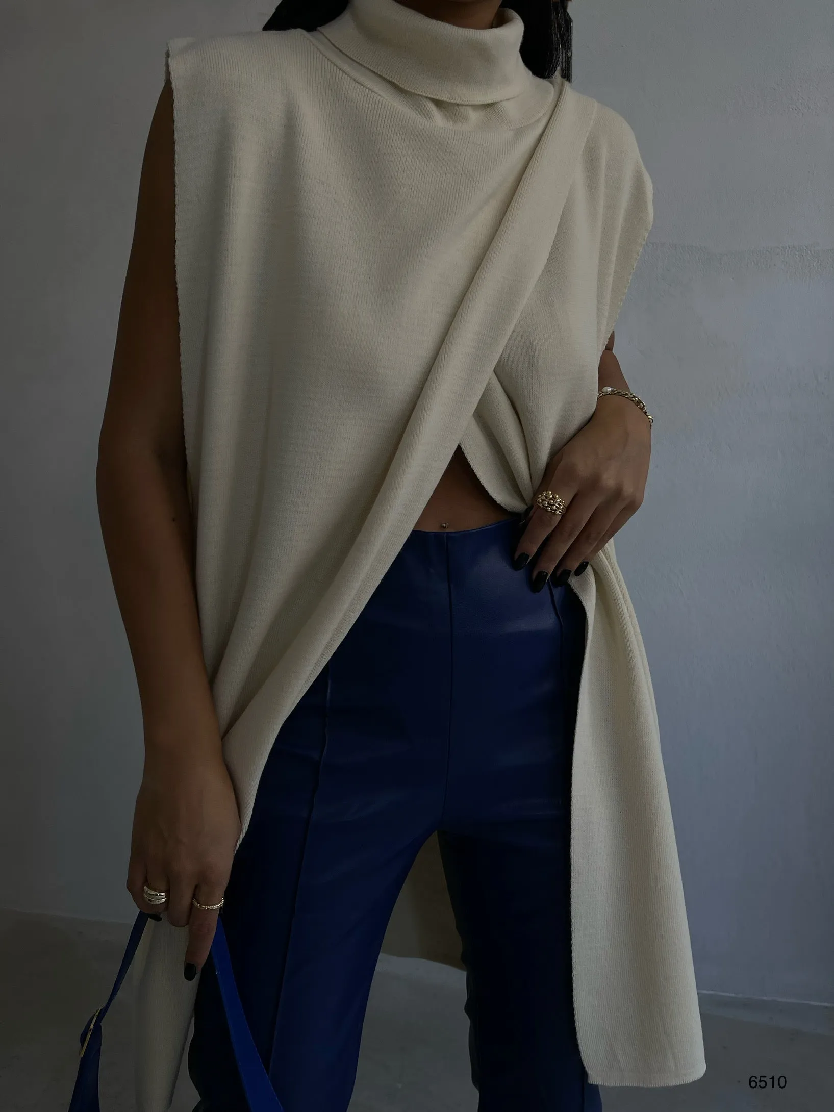 Turtleneck Sleeveless Knit Poncho